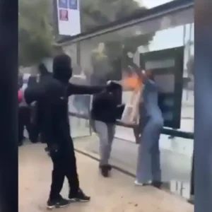 Γαλλία: 15χρονος έκαψε γυναίκα στο πρόσωπο με αυτοσχέδιο «φλογοβόλο» – Σοκαριστικό βίντεο από τη Μασσαλία