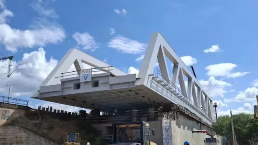 Μετέφεραν και εγκατέστησαν γέφυρα 2.200 τόνων στην Βουδαπέστη: Η απίστευτη επιχείρηση που κράτησε λίγες μέρες (ΒΙΝΤΕΟ)