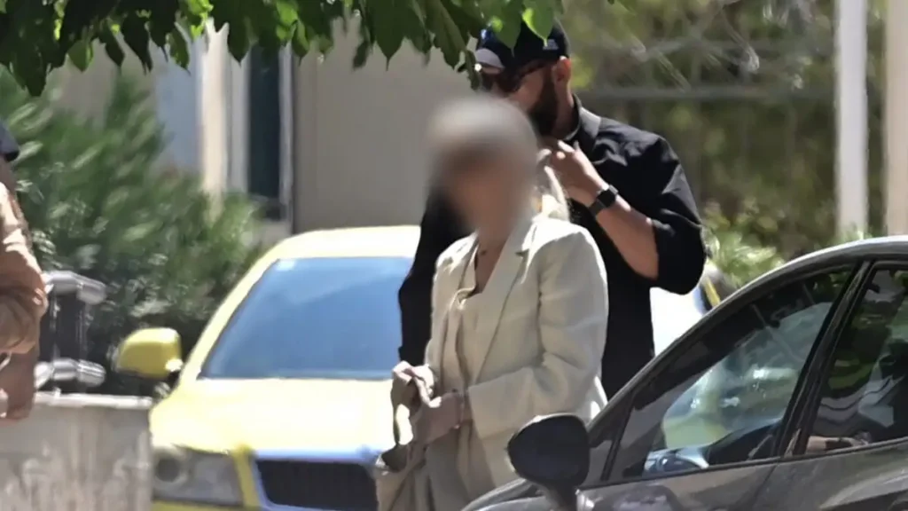 Θάνατος Γιώργου Μαζωνάκη: Η γιατρός έκανε πειραματόζωο την κόρη της – Την νάρκωσε και την τραβούσε βίντεο