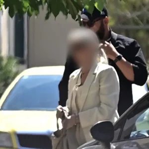 Θάνατος Γιώργου Μαζωνάκη: Η γιατρός έκανε πειραματόζωο την κόρη της – Την νάρκωσε και την τραβούσε βίντεο