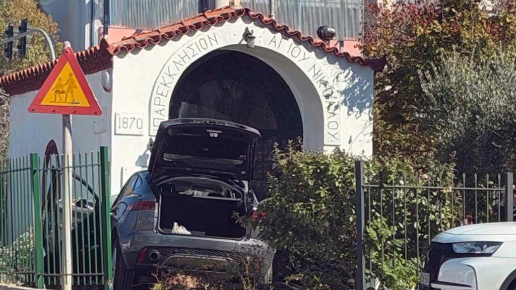 Απίστευτο τροχαίο στη Γλυφάδα: Οδηγός έχασε τον έλεγχο του αυτοκινήτου του και «μπούκαρε» σε εκκλησία