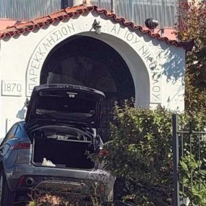 Απίστευτο τροχαίο στη Γλυφάδα: Οδηγός έχασε τον έλεγχο του αυτοκινήτου του και «μπούκαρε» σε εκκλησία