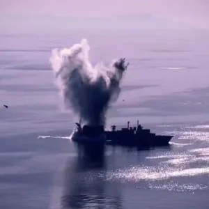 Εντυπωσιακό βίντεο: Το Πολεμικό Ναυτικό βύθισε παροπλισμένη φρεγάτα στο Αιγαίο για πρώτη φορά