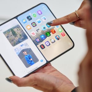 Apple: Ανάρπαστο το πανάκριβο iPhone Duo - Εξαντλήθηκε πριν καν κυκλοφορήσει, οι παραδόσεις θα γίνονται μέχρι και το 2027