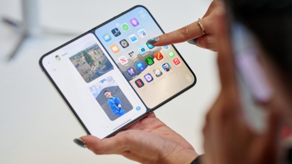 Apple: Ανάρπαστο το πανάκριβο iPhone Duo - Εξαντλήθηκε πριν καν κυκλοφορήσει, οι παραδόσεις θα γίνονται μέχρι και το 2027