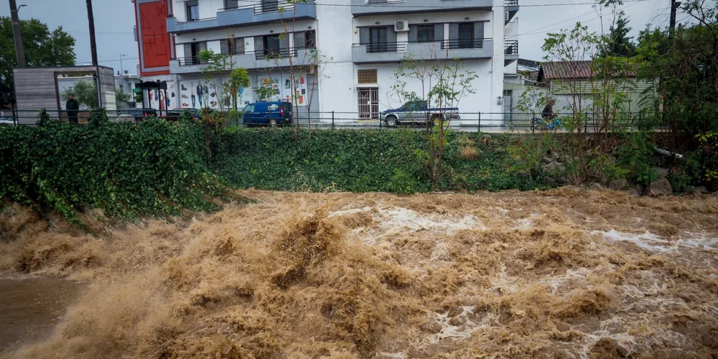 Εκκενώνονται τα Ψαχνά στην Εύβοια εξαιτίας της κακοκαιρίας