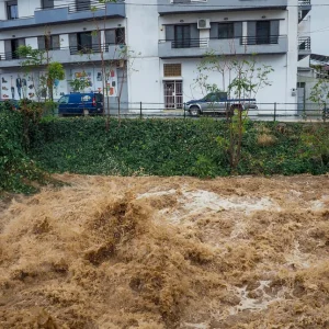 Εκκενώνονται τα Ψαχνά στην Εύβοια εξαιτίας της κακοκαιρίας