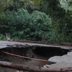 Κακοκαιρία στην Κρήτη: Βιβλική καταστροφή με έναν νεκρό – Πλημμύρισαν σπίτια, κόπηκαν δρόμοι και έγιναν ποτάμια, πάνω από 255 κλήσεις στην πυροσβεστική