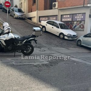 Λαμία: Νέο τροχαίο με τραυματισμό ντελιβερά στην οδό Καραϊσκάκη - Δείτε εικόνες