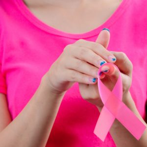 Φωταγωγείται ροζ το μνημείο Ηρώων στη Μαλεσίνα
