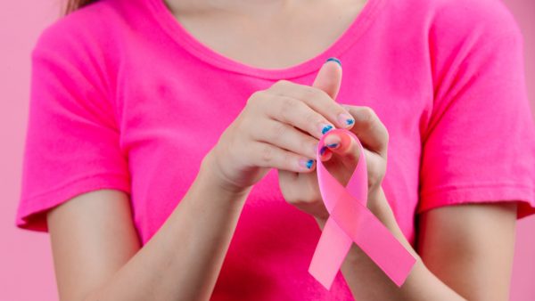 Φωταγωγείται ροζ το μνημείο Ηρώων στη Μαλεσίνα
