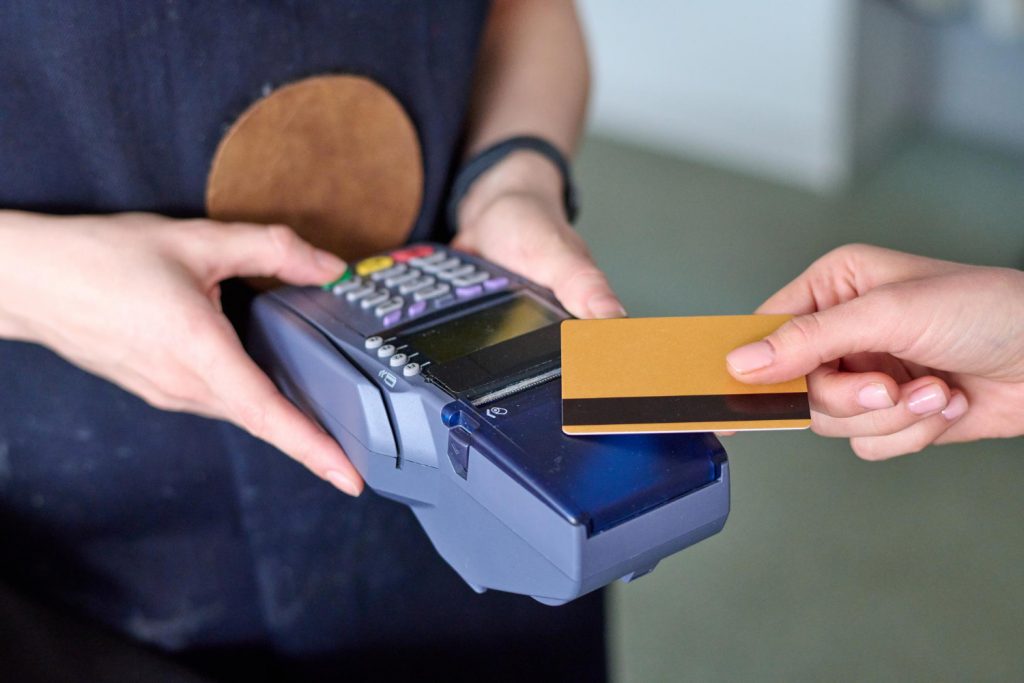 Ηλεκτρονικές πληρωμές: Επιπλέον φόρο 22% θα πληρώσουν όσοι δεν καλύψουν μέχρι τέλη του 2026 το 30% των δαπανών για αγορές