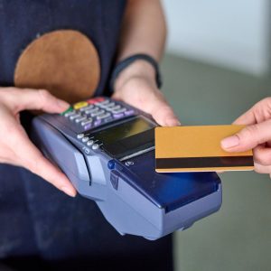 Ηλεκτρονικές πληρωμές: Επιπλέον φόρο 22% θα πληρώσουν όσοι δεν καλύψουν μέχρι τέλη του 2026 το 30% των δαπανών για αγορές