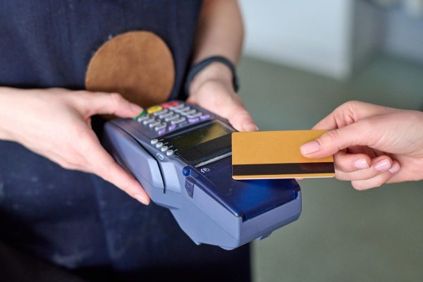 Ηλεκτρονικές πληρωμές: Επιπλέον φόρο 22% θα πληρώσουν όσοι δεν καλύψουν μέχρι τέλη του 2026 το 30% των δαπανών για αγορές