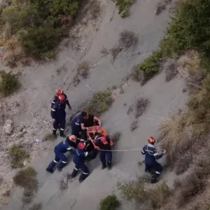 Η στιγμή διάσωσης 76χρονου που αγνοούνταν από το χωριό Καταρράκτης στην Άρτα - Τον εντόπισαν μέσω θερμικού drone