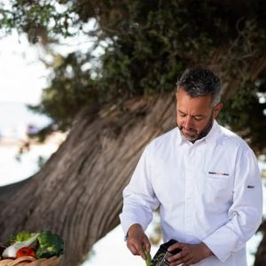 Από χωριό της Φθιώτιδας, βρέθηκε να φτιάχνει κόκορα με χυλοπίτες στο Μανχάταν -Το success story του σεφ Γιάννη Παρίκου