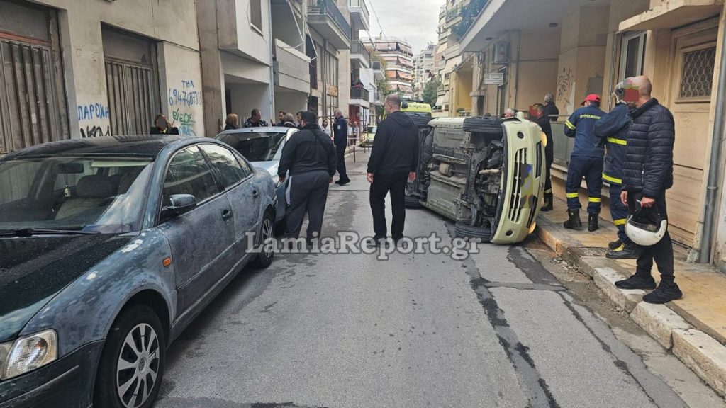 Λαμία: Τροχαίο με τουμπαρισμένο αυτοκίνητο στην οδό Μακροπούλου (ΒΙΝΤΕΟ-ΦΩΤΟ)