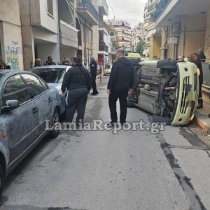 Λαμία: Τροχαίο με τουμπαρισμένο αυτοκίνητο στην οδό Μακροπούλου (ΒΙΝΤΕΟ-ΦΩΤΟ)
