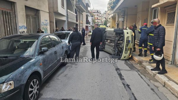 Λαμία: Τροχαίο με τουμπαρισμένο αυτοκίνητο στην οδό Μακροπούλου (ΒΙΝΤΕΟ-ΦΩΤΟ)