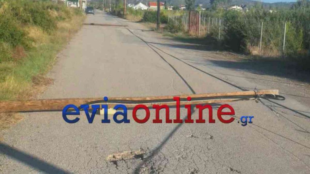 Έπεσαν δύο κολόνες τηλεφωνίας κι έκλεισε παραλιακός δρόμος στη Βόρεια Εύβοια