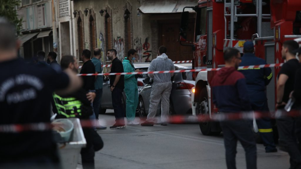 Από εκρηκτικό μηχανισμό με πυροκροτητή η έκρηξη στον Κολωνό: Η λευκή σακούλα και το τηλεφώνημα του διαχειριστή στην αστυνομία