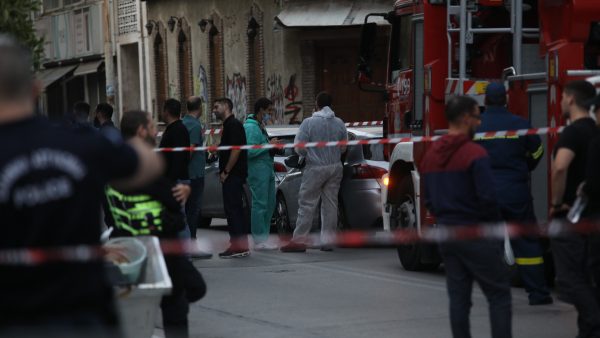 Από εκρηκτικό μηχανισμό με πυροκροτητή η έκρηξη στον Κολωνό: Η λευκή σακούλα και το τηλεφώνημα του διαχειριστή στην αστυνομία