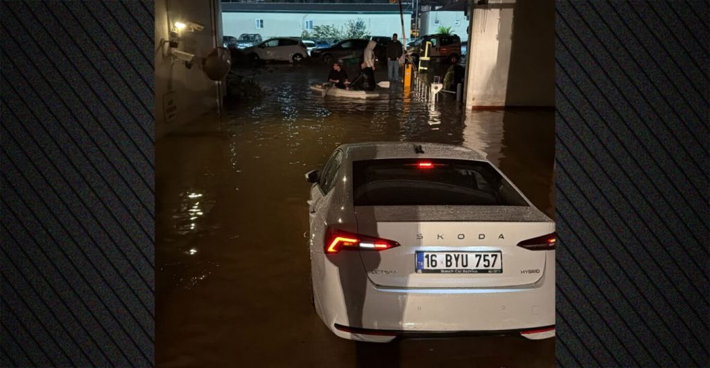 «Πνίγηκε» η Κωνσταντινούπολη: Νεκρός 14χρονος από ηλεκτροπληξία, συγκλονιστικές εικόνες και βίντεο από τις σφοδρές πλημμύρες, «φύγετε από τα υπόγεια»