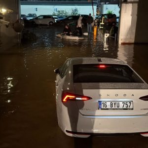 «Πνίγηκε» η Κωνσταντινούπολη: Νεκρός 14χρονος από ηλεκτροπληξία, συγκλονιστικές εικόνες και βίντεο από τις σφοδρές πλημμύρες, «φύγετε από τα υπόγεια»