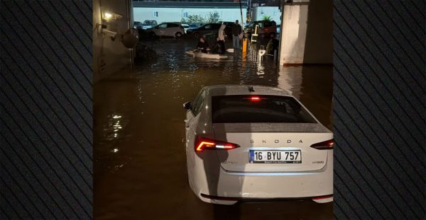 «Πνίγηκε» η Κωνσταντινούπολη: Νεκρός 14χρονος από ηλεκτροπληξία, συγκλονιστικές εικόνες και βίντεο από τις σφοδρές πλημμύρες, «φύγετε από τα υπόγεια»