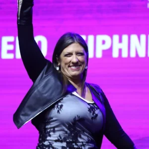 Η Ζωή Κωνσταντοπούλου ανέβηκε στη σκηνή και τραγούδησε σε φεστιβάλ (ΒΙΝΤΕΟ)