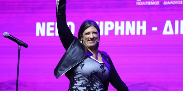 Η Ζωή Κωνσταντοπούλου ανέβηκε στη σκηνή και τραγούδησε σε φεστιβάλ (ΒΙΝΤΕΟ)