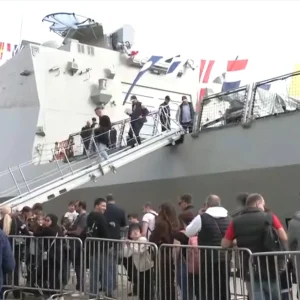 Ουρές από το πρωί στο λιμάνι Θεσσαλονίκης για μια ξενάγηση στην υπερσύγχρονη φρεγάτα «Κίμων», δείτε βίντεο