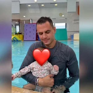Ο Παναγιώτης Κουτσουμπής πήγε για baby swimming με την κόρη του, Ξένια