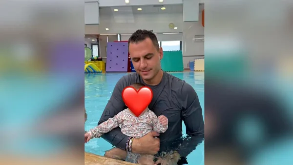 Ο Παναγιώτης Κουτσουμπής πήγε για baby swimming με την κόρη του, Ξένια