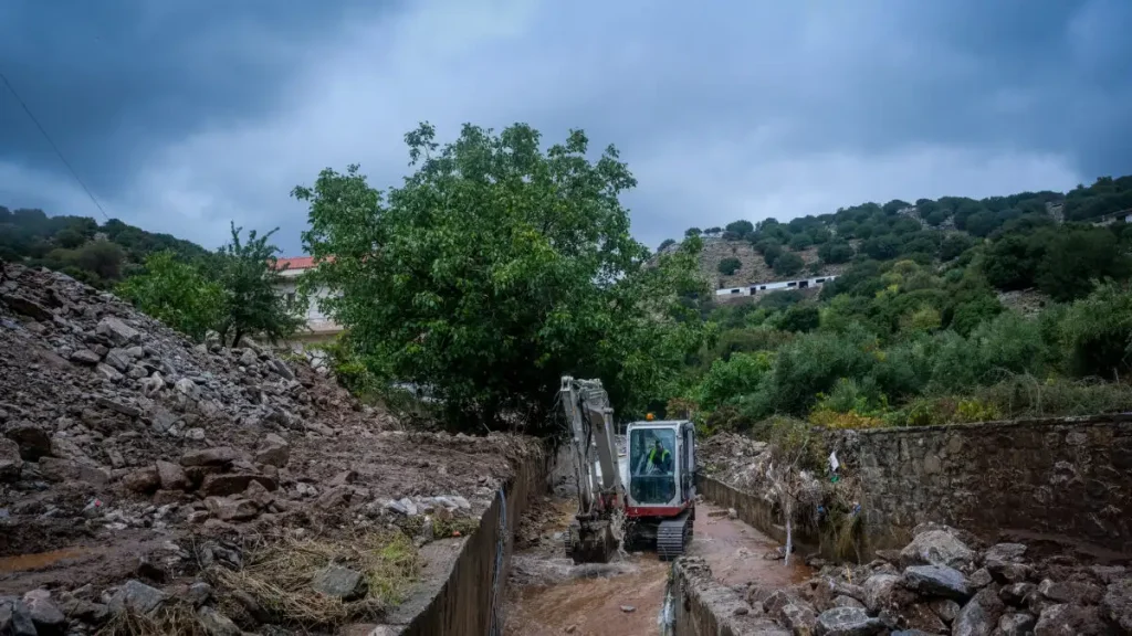 Κακοκαιρία στην Κρήτη: Χείμαρροι σάρωσαν δρόμους, πλημμύρισαν σπίτια και επιχειρήσεις – Απεγκλωβίστηκαν 20 άτομα στην Ιεράπετρα