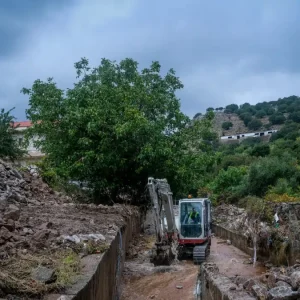 Κακοκαιρία στην Κρήτη: Χείμαρροι σάρωσαν δρόμους, πλημμύρισαν σπίτια και επιχειρήσεις – Απεγκλωβίστηκαν 20 άτομα στην Ιεράπετρα
