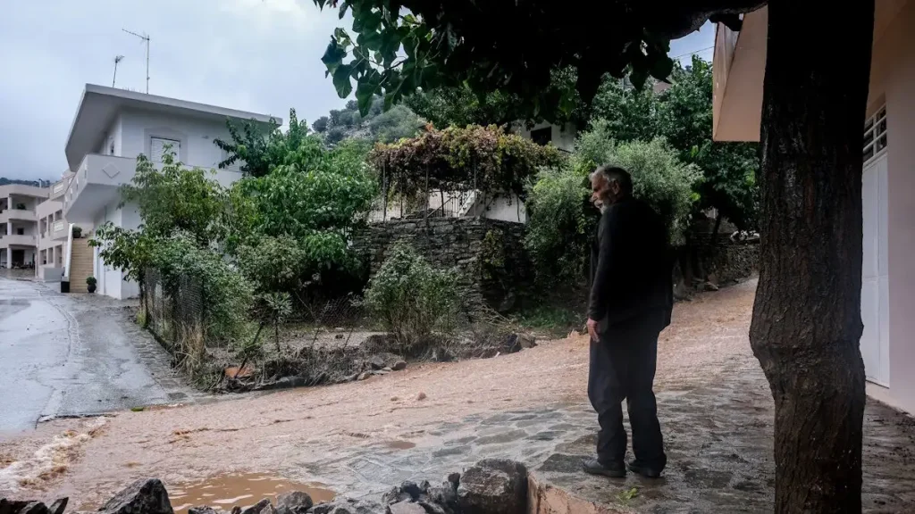 Καιρός: «Σφυροκοπούν» την Κρήτη ισχυρές καταιγίδες και θυελλώδεις άνεμοι – Τα 318 mm έφτασαν τα ύψη βροχής στο Ξυλόσκαλο Χανίων