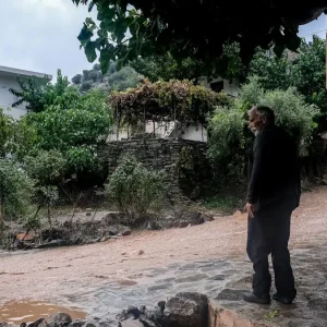 Καιρός: «Σφυροκοπούν» την Κρήτη ισχυρές καταιγίδες και θυελλώδεις άνεμοι – Τα 318 mm έφτασαν τα ύψη βροχής στο Ξυλόσκαλο Χανίων