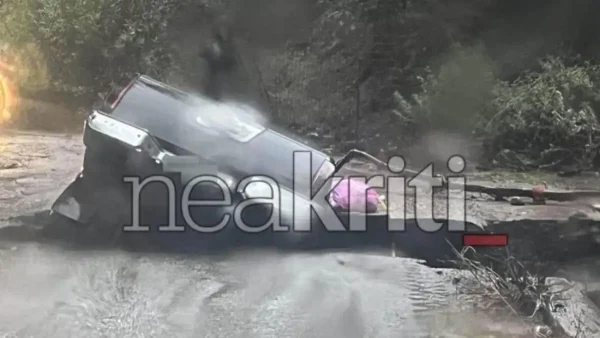 Κακοκαιρία στην Κρήτη: Αυτοκίνητο έπεσε σε «τρύπα» που άνοιξε στον δρόμο λόγω καθίζησης – Στο νοσοκομείο οι δύο επιβάτες του