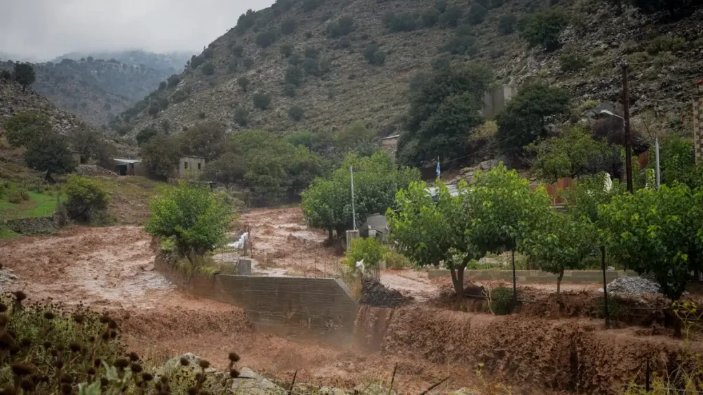 Κακοκαιρία στην Κρήτη: Πλημμύρες και κατολισθήσεις «γονατίζουν» το νησί – 112 για περιορισμό μετακινήσεων στην Ιεράπετρα