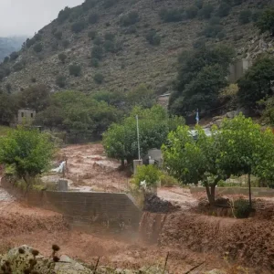 Κακοκαιρία στην Κρήτη: Πλημμύρες και κατολισθήσεις «γονατίζουν» το νησί – 112 για περιορισμό μετακινήσεων στην Ιεράπετρα