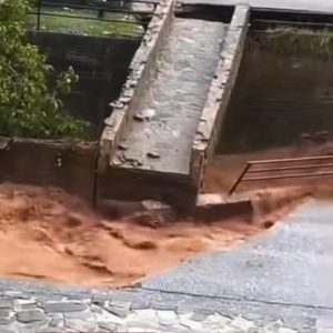 Κρήτη: Η στιγμή που καταρρέει πεζογέφυρα από τα ορμητικά νερά στα Ζωνιανά, δείτε βίντεο