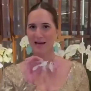 Κύπρια βουλευτής στο κόμμα του Φειδία φόρεσε πιπίλες για κολιέ – Στόχος να ευαισθητοποιήσει για την υπογεννητικότητα
