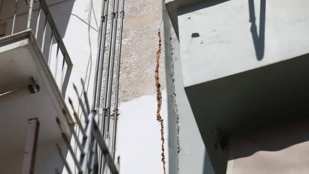 Κυψέλη: Σε κατάσταση επιφυλακής παραμένουν οι κάτοικοι – «Λέω στα παιδιά μου ότι αν χρειαστεί μπορεί να πηδήξουμε και από το μπαλκόνι»