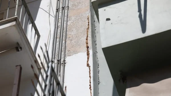 Κυψέλη: Σε κατάσταση επιφυλακής παραμένουν οι κάτοικοι – «Λέω στα παιδιά μου ότι αν χρειαστεί μπορεί να πηδήξουμε και από το μπαλκόνι»