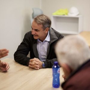Μητσοτάκης με αντιπροσωπεία αγροτών στη Λάρισα: Αφορολόγητο αγροτικό πετρέλαιο στην αντλία από 1η Νοεμβρίου