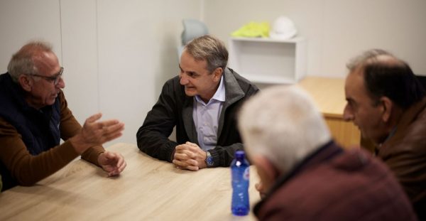 Μητσοτάκης με αντιπροσωπεία αγροτών στη Λάρισα: Αφορολόγητο αγροτικό πετρέλαιο στην αντλία από 1η Νοεμβρίου
