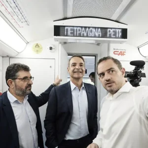 Ο Μητσοτάκης σε δρομολόγιο με τον πρώτο ανακατασκευασμένο συρμό του Ηλεκτρικού: «Παραλαμβάνουμε 14 μέσα στον επόμενο χρόνο»»