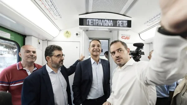 Ο Μητσοτάκης σε δρομολόγιο με τον πρώτο ανακατασκευασμένο συρμό του Ηλεκτρικού: «Παραλαμβάνουμε 14 μέσα στον επόμενο χρόνο»»