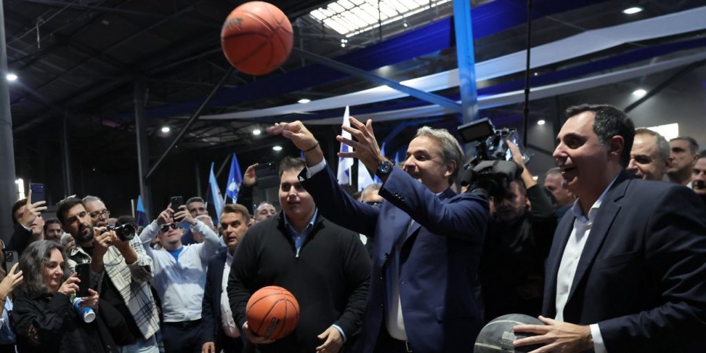 Μητσοτάκης στα γενέθλια της ΝΔ: Έπαιξε μπάσκετ, έβαλε 4 στα 4 σουτ -«Πάμε για την 4η νίκη» σχολίασε